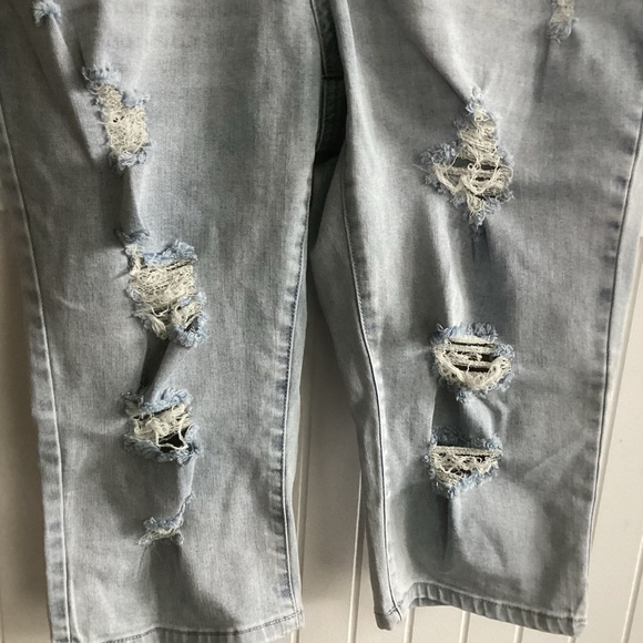 Hybrid 3-button Distressed Capris - Picture 5 of 7
